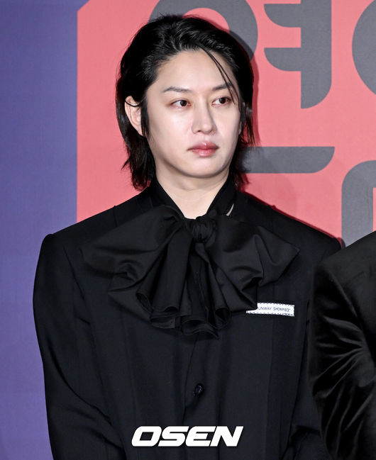 [OSEN=조은정 기자]2023 SBS연예대상 포토월 행사가 30일 서울 마포구 상암 SBS 프리즘타워에서 열렸다.슈퍼주니어 김희철이 레드카펫을 밟으며 포즈를 취하고 있다. 2023.12.30/cej@osen.co.kr