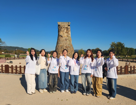 지난달 27일 경북 경주시 인왕동 첨성대 앞에서 경주 APEC 정상회의 기간 중 자원봉사 활동에 나서는 외국인 유학생 자원봉사자들이 기념촬영을 하고 있다. 김정석 기자