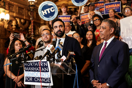 뉴욕시장 민주당 후보인 조란 맘다니가 지난 7월 10일(현지시간) 미국 뉴욕에서 아드리아노 에스파이야트 지지자들과 함께 기자회견을 하고 있다. REUTERS=연합뉴스