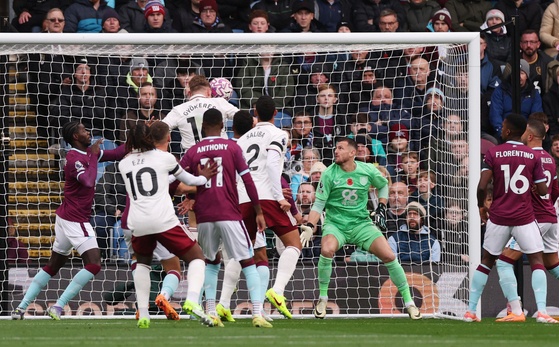 코너킥 찬스에서 헤딩을 골문을 여는 아스널 공격수 빅토르 요케레스. 2일(한국시간) 끝난 번리와 경기 모습. 로이터=연합뉴스