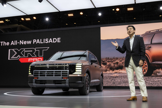 이상엽 현대제네시스글로벌디자인담당 부사장이 '2025 뉴욕 국제 오토쇼'에서 '디 올 뉴 펠리세이드'를 소개하고 있는 모습. 사진 현대차