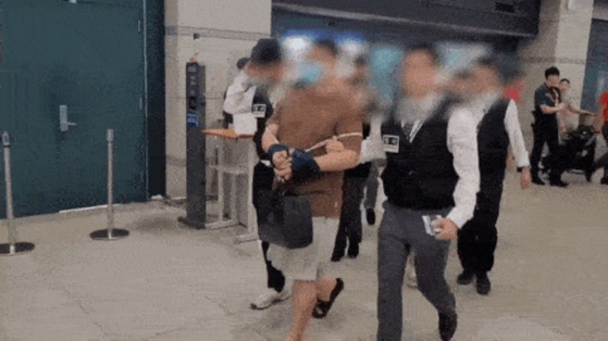 태국 범죄 조직 룽거컴퍼니에서 보이스피싱 등 범죄를 저지른 조직원이 국내에 송환되는 모습. 서울경찰청 금융범죄수사대