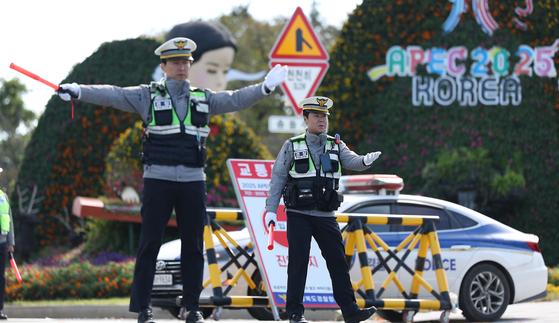 2025 경주 아시아태평양경제협력체(APEC) 정상회의 주간이 시작된 지난달 27일 경북 경주시 한 도로에서 경찰이 APEC 정상회의장 등 주요 행사장이 있는 보문단지로의 통행을 전면 통제하고 있다. 연합뉴스
