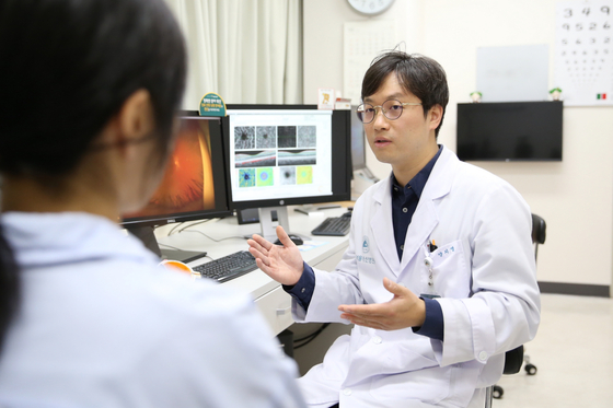 서울아산병원 안과 양지명 교수가 환자에게 망막 혈관 검사 결과를 설명하고 있다. 사진 서울아산병원
