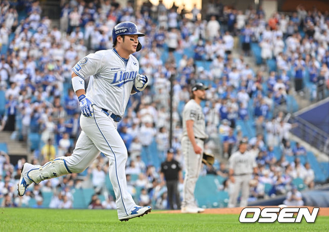 [OSEN=대구, 이석우 기자] 25일 대구삼성라이온즈파크에서 2025 신한 SOL 뱅크 KBO 리그 삼성 라이온즈와 한화 이글스의 경기가 열렸다. 홈팀 삼성은 후라도가, 방문팀 한화는 와이스가 선발 출전했다. 삼성 라이온즈 박병호가 3회말 좌중월 솔로 홈런을 치고 그라운드를 돌고 있다. 2025.06.25 / foto0307@osen.co.kr