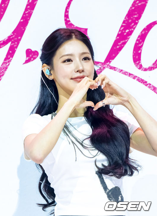 [OSEN=박준형 기자] 3일 오후 서울 블루스퀘어에서 ‘아이들 미연 미니 2집 'MY, Lover' 발매 기념 미디어 쇼케이스가 진행됐다.2022년 첫 미니 앨범 '마이(MY)' 이후 3년6개월 만에 발매하는 새 앨범이다.아이들 미연이 포즈를 취하고 있다.    2025.11.03 / soul1014@osen.co.kr