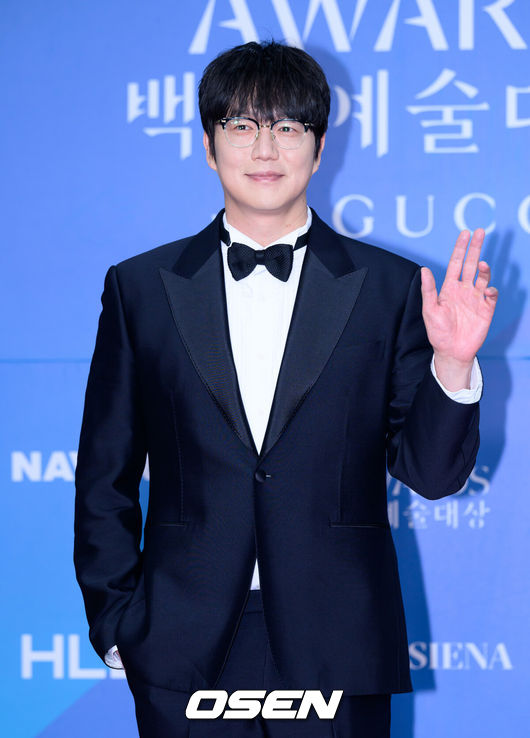 [OSEN=이대선 기자] 5일 오후 서울 강남구 코엑스 D홀에서 ‘제61회 백상예술대상 with 구찌’ 레드카펫 행사가 열렸다.방송·영화·연극을 아우르는 국내 유일무이 종합 예술 시상식 ‘제61회 백상예술대상 with 구찌’는 JTBC·JTBC2·JTBC4에서 동시 생중계, 프리즘·네이버TV·치지직에서 디지털 생중계된다.가수 성시경이 레드카펫을 밟고 있다. 2025.05.05 /sunday@osen.co.kr