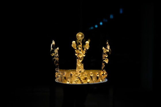 국립경주박물관은 APEC 2025 정상회의와 국립경주박물관 개관 80주년을 기념해 특별전 '신라 금관, 권력과 위신'을 오는 28일부터 12월 14일까지 진행한다고 27일 밝혔다. 사진은 교동 금관. 사진 국립경주박물관