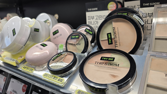 서울 종로구에 위치한 올리브영 종로1가점에 일반 용량과 미니 용량 파운데이션 제품이 나란히 진열돼있다. 사진 노유림 기자