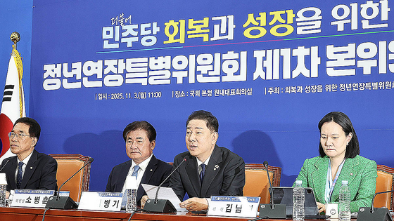  김병기 더불어민주당 원내대표(오른쪽 둘째)가 3일 국회에서 열린 회복과 성장을 위한 정년연장특별위원회 제1차 본위원회의에서 발언하고 있다. 임현동 기자