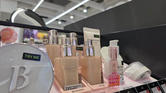 지난 28일 서울 금천구에 위치한 올리브영 가산디지털단지역점에 미니 파운데이션 제품을 홍보하는 사진이 붙어있다. 사진 노유림 기자
