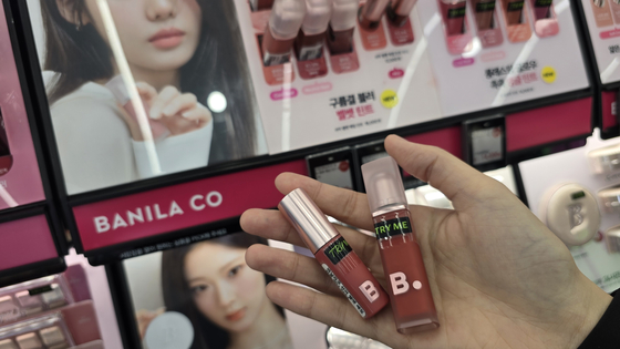 서울 종로구에 위치한 올리브영 종로1가점에 화장품 브랜드 바닐라의 틴트 제품이 진열돼있다. 해당 제품은 4.8g에 해당하는 일반 용량과 1.8g 수준의 미니 용량 두 가지 종류가 존재한다. 사진 노유림 기자