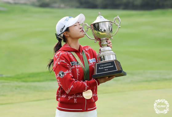 고지원이 우승트로피에 입을 맞추고 있다. 올해 두 번째 제주 대회 우승이다. [사진 KLPGA]
