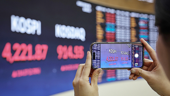  3일 코스피는 전 거래일보다 2.78% 오른 4221.87에 마감했다.코스닥 지수는 전 거래일보다 1.57% 상승한 914.55를 기록했다, 서울 외환시장에서 달러 대비 원화값은 주간 거래 기준 전 거래일(1424.4원)보다 4.4원 내린(환율은 상승) 1428.8원에 마감했다. 전민규 기자