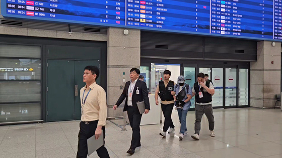 지난 5월 캄보디아 시아누크빌 소재 범죄단지 콜센터에서 검거돼 국내로 송환된 피의자 모습. [사진 강원경찰청]