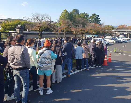 국내에서 발견된 신라금관 6점을 모두 모은 특별전 '신라금관, 권력과 위신' 일반 관람이 시작된 2일 국립경주박물관에 관람객들이 대기하고 있다.   연합뉴스
