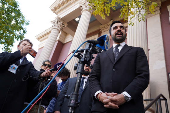 지난 1일(현지시간) 미국 뉴욕시 브루클린 자치구 핸슨 플레이스 제칠일안식일예수재림교회에서 선거운동 중인 뉴욕시 시장 민주당 후보 조란 맘다니가 연설하고 있다. 로이터=연합뉴스