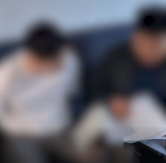 경기남부경찰청 사이버수사과 수사관(오른쪽)이 해킹·피싱 조직원에게 미란다원칙을 고지하고 체포영장과 압수수색 영장을 집행하고 있다. 사진 경기남부경찰청