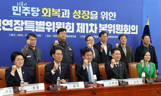 김병기 더불어민주당 원내대표(앞줄 오른쪽 둘째)가 3일 국회에서 열린 회복과 성장을 위한 정년연장특별위원회 제1차 본위원회의에서 기념촬영을 하고 있다. 임현동 기자/20251103