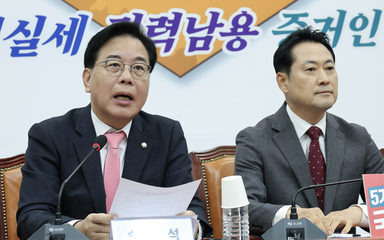 송언석 국민의힘 원내대표(왼쪽)가 4일 국회에서 열린 최고위원회의에서 모두발언을 하고 있다. 임현동 기자