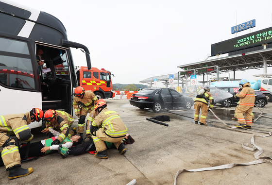 30일 경기도 오산시 오산화성고속도로 서오산톨게이트에서 겨울철 폭설 및 결빙으로 인한 고속도로 다중추돌사고 등을 가정한 재난대응 안전한국훈련이 진행되고 있다. 연합뉴스