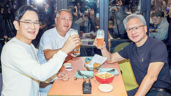  젠슨 황 엔비디아 최고경영자(CEO)가 지난 30일 오후 서울 강남구 삼성역 인근 깐부치킨 매장에서 이재용 삼성전자 회장, 정의선 현대차그룹 회장과 치킨 회동을 하고 있다. 김경록 기자