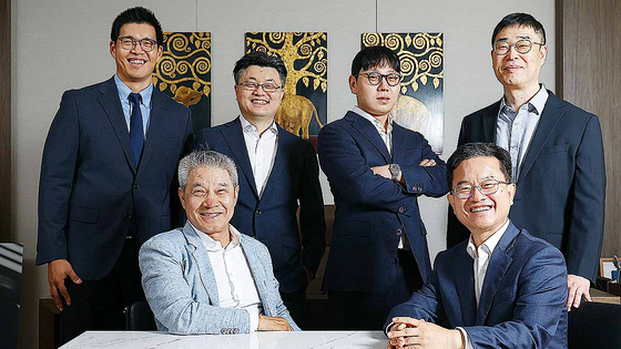 에셋플러스 강방천 설립자(앞줄 왼쪽부터 시계 반대방향으로)와 창립 멤버인 양인찬 대표, 이승우 해외운용본부장(상무), 강자인 국내운용본부장(이사), 정석훈 최고투자책임자(CIO·전무), 고태훈 액티브ETF 본부장(이사) 등이 경기도 성남 판교 본사에서 중앙일보 머니랩과 만났다. 김종호 기자