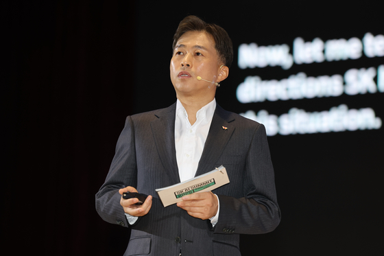 곽노정 SK하이닉스 대표이사 사장이 3일 서울 강남구 코엑스 오디토리움에서 열린 'SK AI 서밋 2025'에서 AI 메모리를 주제로 발표하고 있다. 연합뉴스