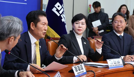 정청래 더불어민주당 대표(왼쪽 둘째)가 3일 오전 국회에서 열린 더불어민주당 사법불신 극복?사법행정 정상화 TF 출범식에서 발언하고 있다. 임현동 기자