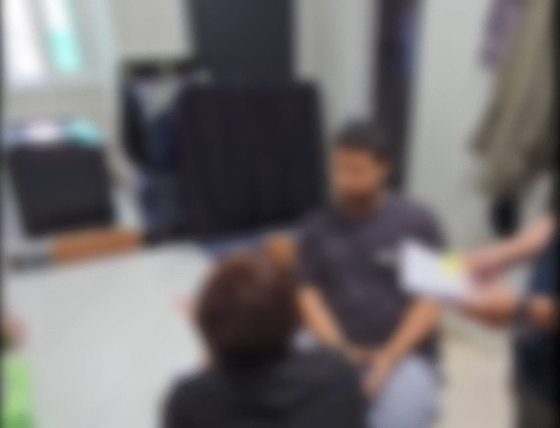 경기남부경찰청 안보수사과 수사관들이 UN지정 테러단체 KTJ를 추종하는 우즈베키스탄 출신의 A(29, 남)씨를 검거하며 미란다 원칙을 고지하고 있다. 경기남부경찰청 