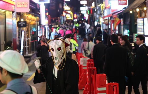 '핼러윈 데이'인 31일 서울 용산구 이태원 세계음식문화의 거리에서 한 시민이 분장을 한 채 걸어가고 있다. 연합뉴스.