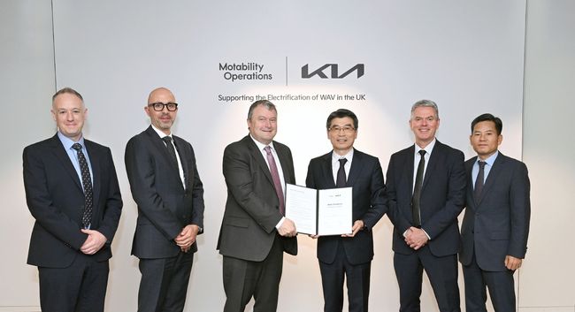 왼쪽부터모타빌리티 제임스 혼(James Horne) 상무, 다미안 오톤(Damian Oton) CCO, 앤드류 밀러(Andrew Miller) CEO, 기아 송호성 사장, 폴 필포트(Paul Philpott) 기아 영국법인장, 김상대 PBV비즈니스사업부장이 기념 촬영을 하고 있다.