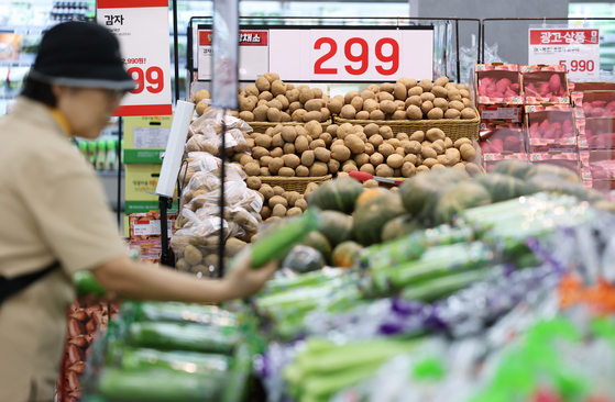 서울의 한 대형마트에서 장을 보는 시민들. 뉴스1