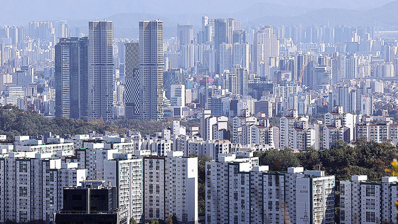 서울 남산에서 바라본 아파트 단지 모습. 뉴스1