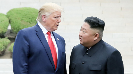 2019년 6월 판문점 군사분계선 북측 지역에서 만나 인사한 뒤 남측 지역으로 이동하는 트럼프 대통령과 김정은 위원장.연합뉴스