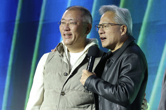 젠슨 황 엔비디아 최고경영자와 정의선 현대차그룹 회장이 지난달 30일 서울 코엑스에서 열린 엔비디아의 그래픽카드(GPU) '지포스' 출시 25주년 행사에서 단상에 올라 있다. 연합뉴스