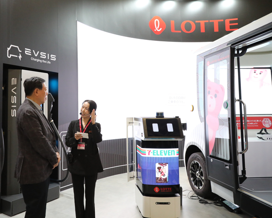 신동빈 롯데그룹 회장이 3일 일본 도쿄에서 열리고 있는 ‘재팬 모빌리티쇼 2025’ 롯데관을 찾아 자율주행 기술에 관한 설명을 듣고 있다. 사진 롯데지주