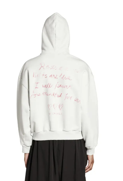 발렌시아가가 올해 선보인 립스틱으로 그림을 그린 듯한 후드티. 약 160만원짜리다. 발렌시아가 홈페이지