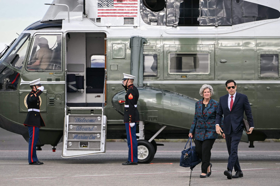 마코 루비오 미 국무장관 수지 와일스 백악관 비서실장이 지난달 29일 일본 도쿄 하네다 공항에서 한국행 전용기에 오르기 전에 나란히 걷고 있다. AFP=연합뉴스