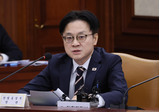 김정관 산업통상부 장관이 4일 서울 종로구 정부서울청사에서 열린 산업경쟁력강화 관계장관회의에서 발언하고 있다. 연합뉴스