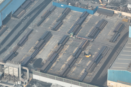  미국 도널드 트럼프 행정부가 모든 수입산 철강·알루미늄 제품에 25% 관세를 부과하겠다고 예고한 3월 12일이 하루 앞으로 다가온 11일 인천 한 제철 공장에 철근이 쌓여있다. 연합뉴스