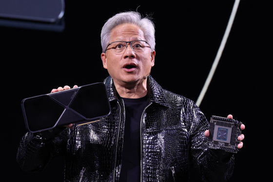 젠슨 황 엔비디아 최고경영자(CEO)가 CES 2025 기조연설에서 최신 인공지능(AI) 가속기 '블랙웰(Blackwell)'을 탑재한 지포스 RTX 50 시리즈 그래픽 카드를 공개하고 있다. 사진 뉴스1