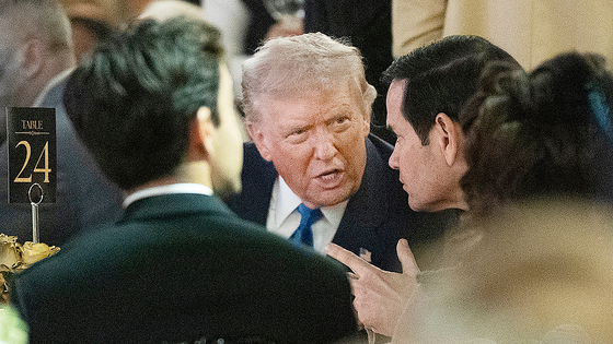  도널드 트럼프 대통령이 지닌달 31일(현지시간) 플로리다주 팜비치에서 열린 마라라고 할로윈 파티에서 마코 루비오 국무장관과 대화를 나누고 있다. AP=연합뉴스