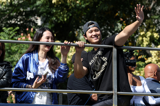 MLB 2연패를 달성한 다저스. 우승 주역인 오타니(오른쪽). 로이터=연합뉴스