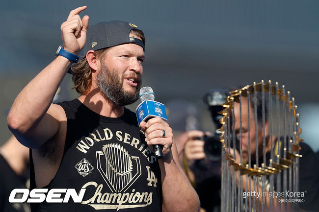 [사진] LA 다저스 클레이튼 커쇼가 월드시리즈 우승 축하 행사에게 팬들에게 마지막 인사를 하고 있다. ⓒGettyimages(무단전재 및 재배포 금지)