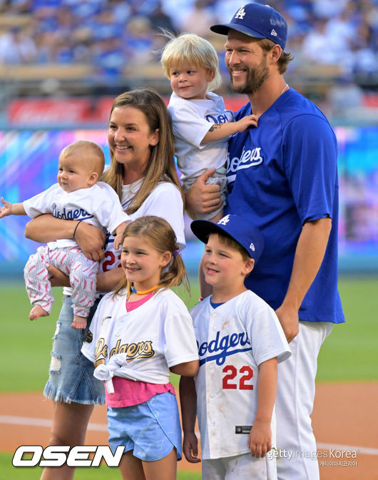 [사진] 클레이튼 커쇼 부부와 네 자녀들. ⓒGettyimages(무단전재 및 재배포 금지)