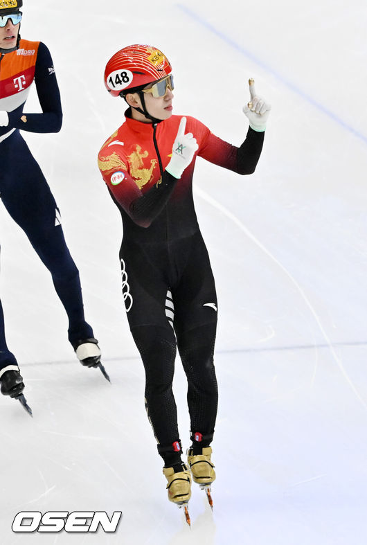 [OSEN=민경훈 기자] 11일 서울 목동 아이스링크에서 '2023 KB금융 국제빙상경기연맹(ISU) 쇼트트랙 세계선수권대회' 본선 경기가 진행됐다.혼성 계주 준결승에서 중국의 린샤오쥔이 조 1위로 결승선을 통과하며 기뻐하고 있다. 2023.03.11 / rumi@osen.co.kr