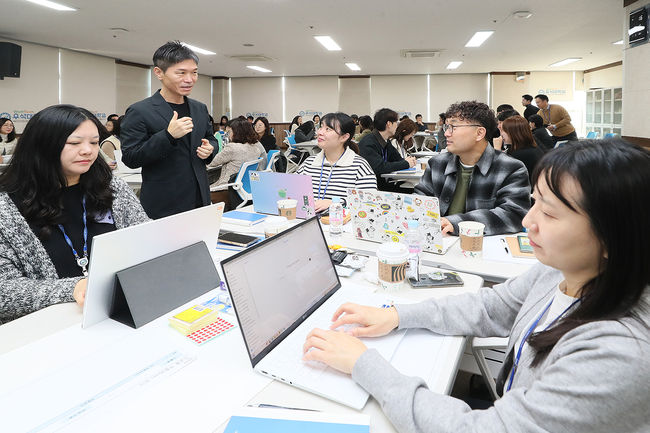 우석대가 생성형 AI를 활용한 교육행정의 혁신을 위해 전 직원을 대상으로 ‘AI 역량 강화 교육’을 5일부터 3회에 걸쳐 진행한다. / 우석대