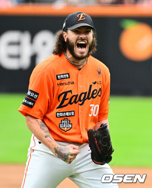 [OSEN=대전, 지형준 기자] 1회 2사에서 한화 폰세가 삼성 구자욱을 삼진 처리하며 포효하고 있다. 2025.10.18 /jpnews@osen.co.kr