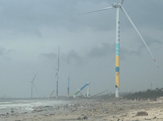 지난해 9월 7일 태풍 야기의 상륙으로 피해를 입은 중국 하이난 지역의 해상풍력 발전단지. 사진 네이처 커뮤니케이션즈